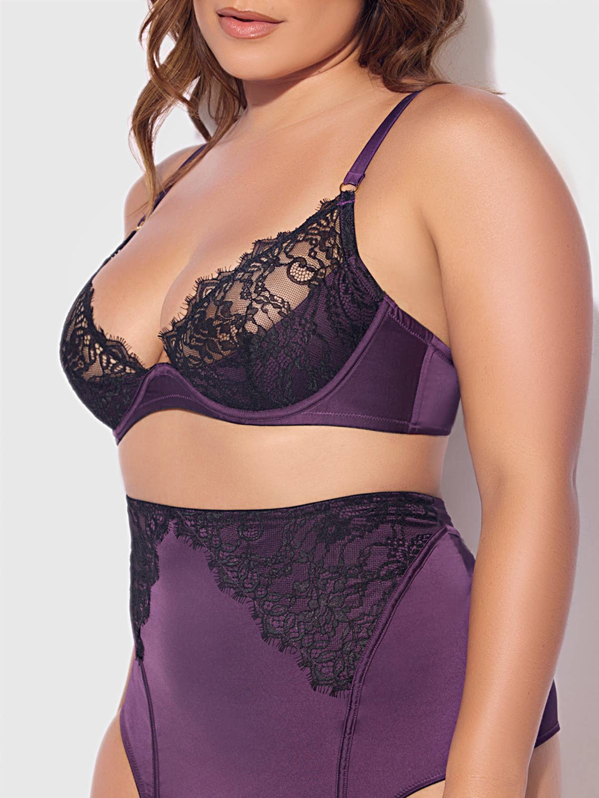 Ensemble soutien-gorge, porte-jaretelle et string sans entrejambe dentelle et satin JOCELYN