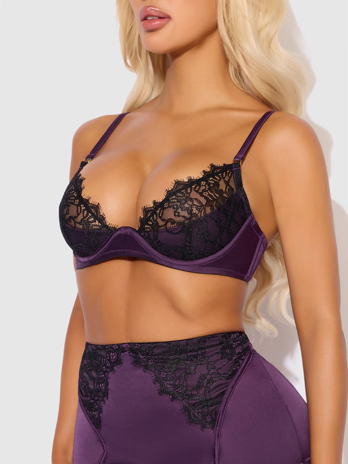 Ensemble soutien-gorge, porte-jaretelle et string sans entrejambe dentelle et satin JOCELYN