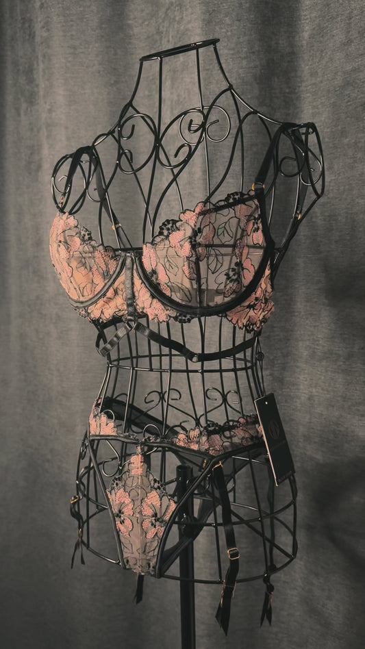 Ensemble soutien-gorge en dentelle et string porte-jarretelles NOVA